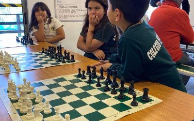 Campeonato de ajedrez entre apoderados y alumnos.