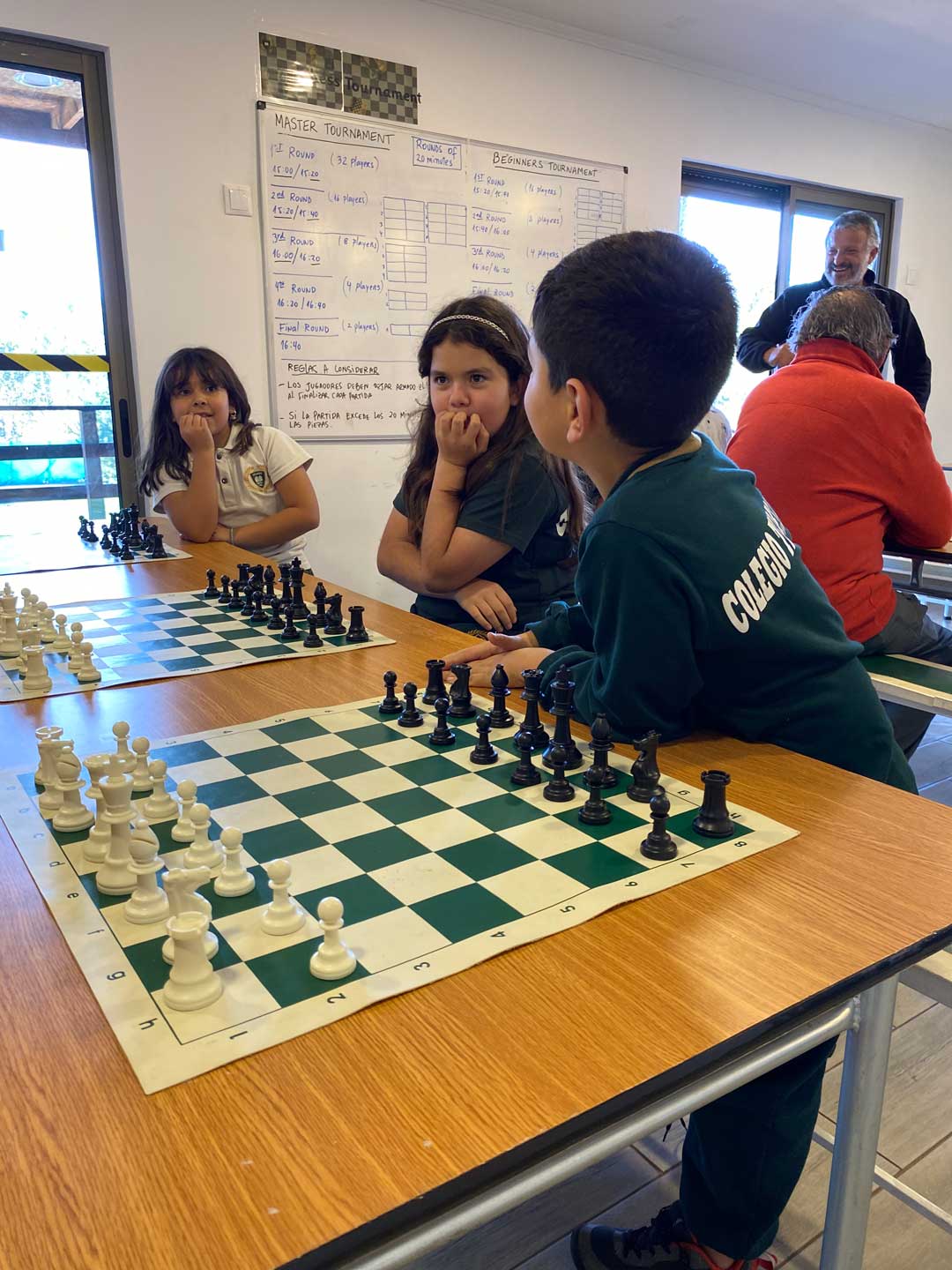 Campeonato de ajedrez entre apoderados y alumnos en colegio Teresa vial